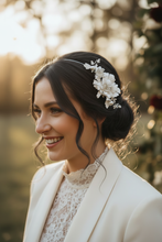Carica l'immagine nel visualizzatore di Gallery, Bride with black hair and floral headpiece
